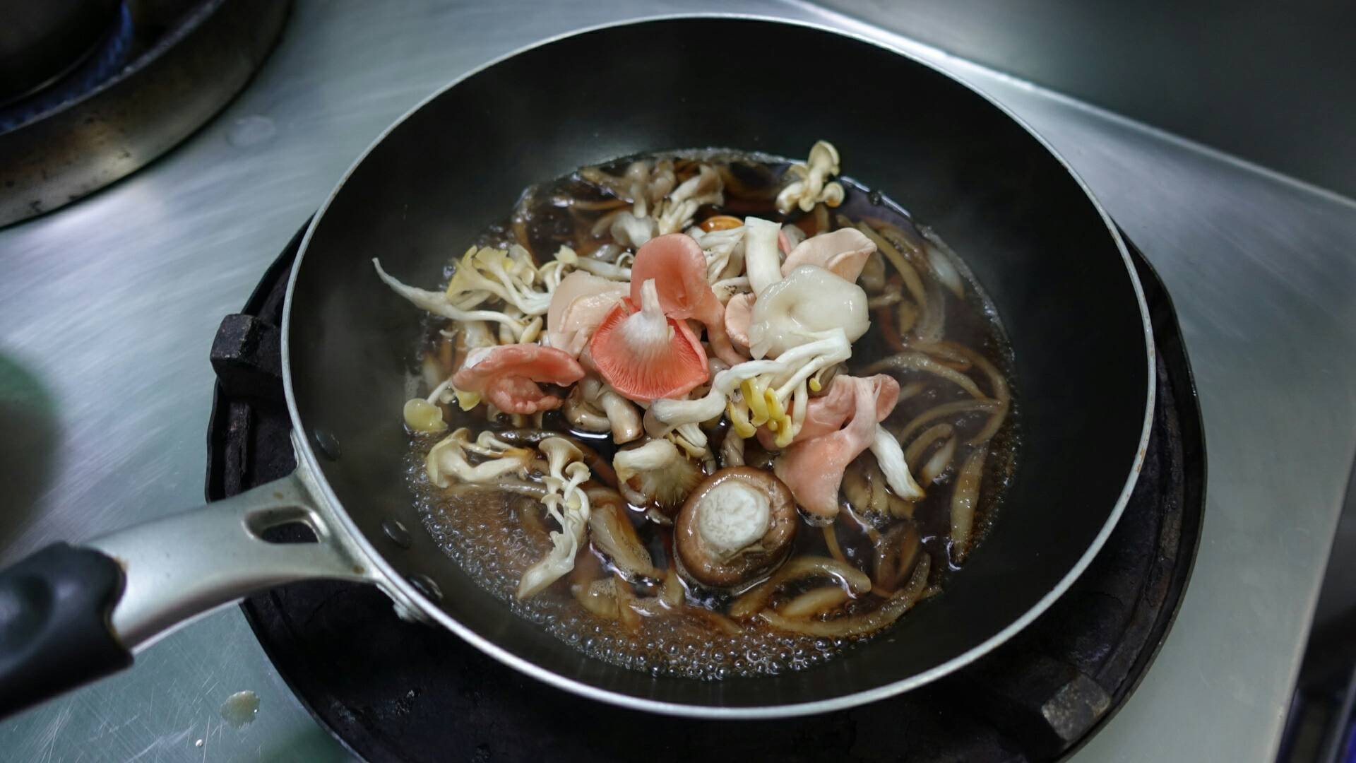 ข้าวหน้าไข่กับเห็ด