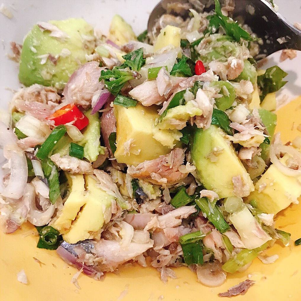 ยำปลาทูย่างอโวคาโด้