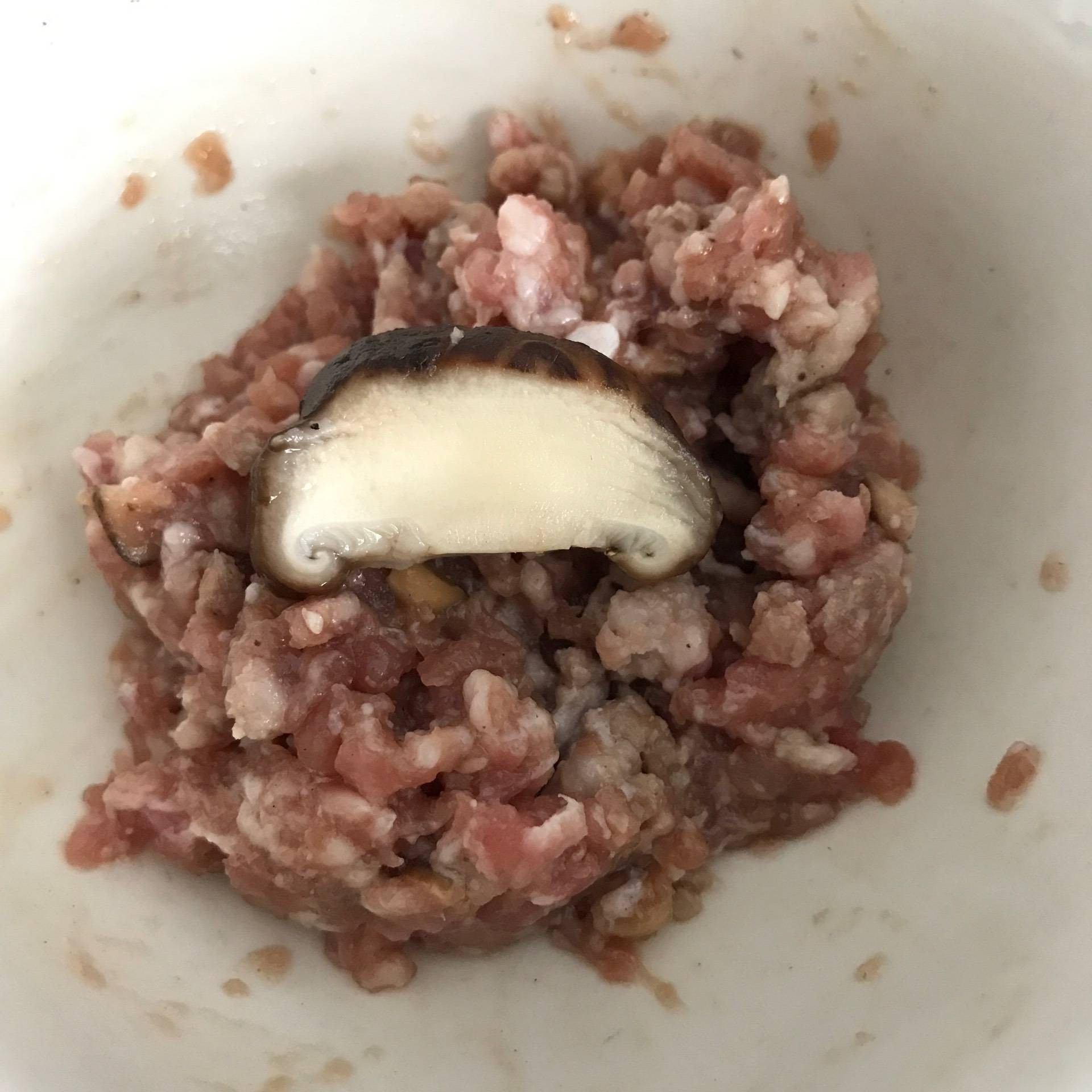 เกี๊ยวน้ำหมูสับเห็ดหอม