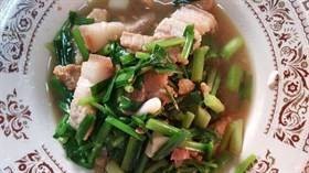 ต้นหอมและคื่นช่ายผัดหมูคั่วเค็ม