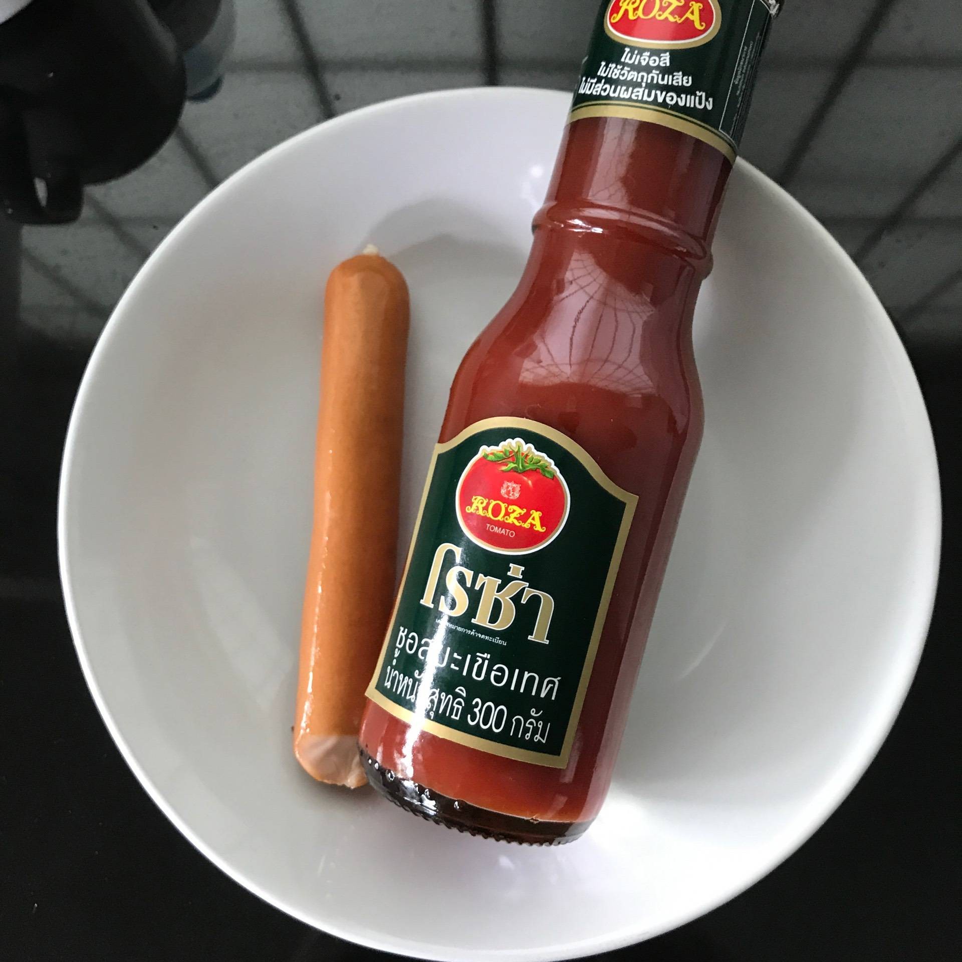 ผัดไส้กรอกกับซ้อสมะเขือเทศและผักหลากสี