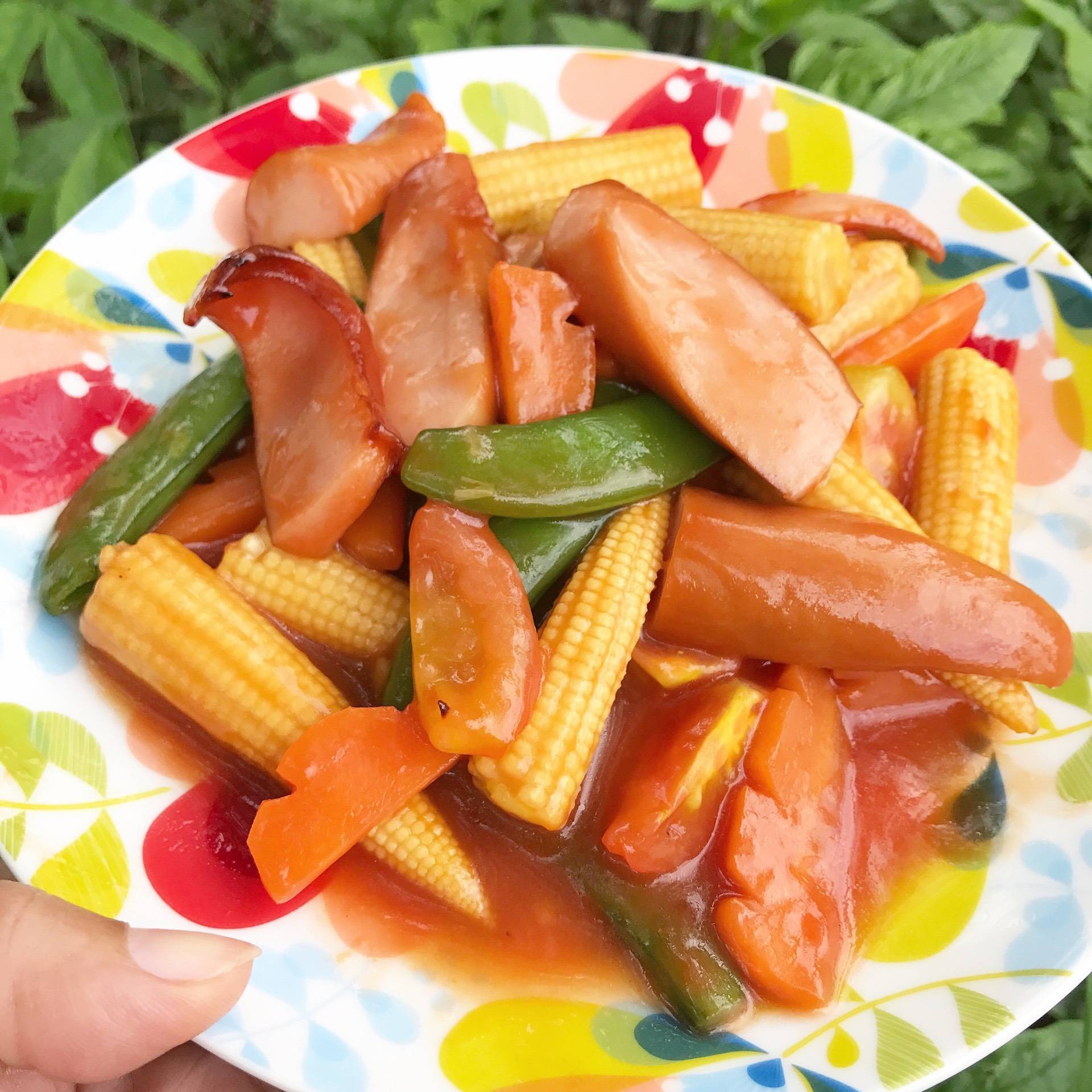 ผัดไส้กรอกกับซ้อสมะเขือเทศและผักหลากสี