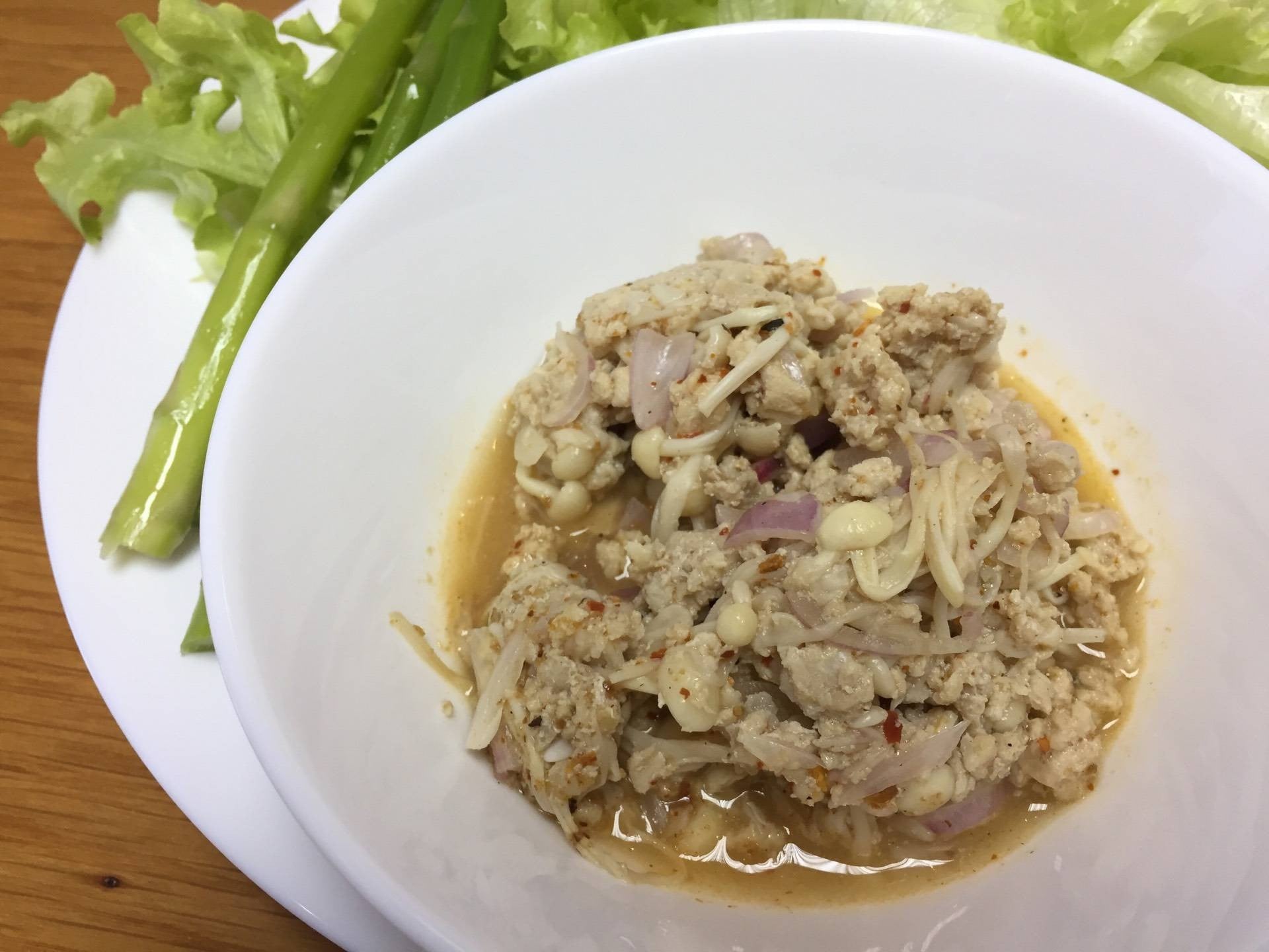 ลาบไก่ใส่เห็ดเข็มทอง