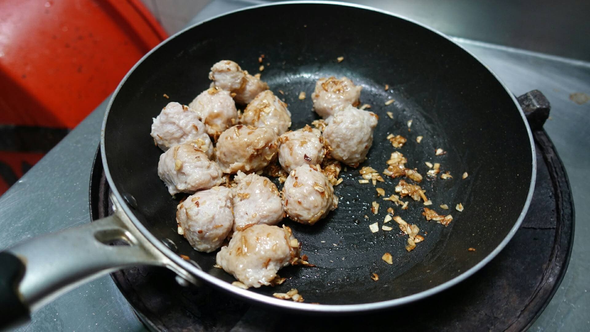 หมูเด้งผัดกระเทียม