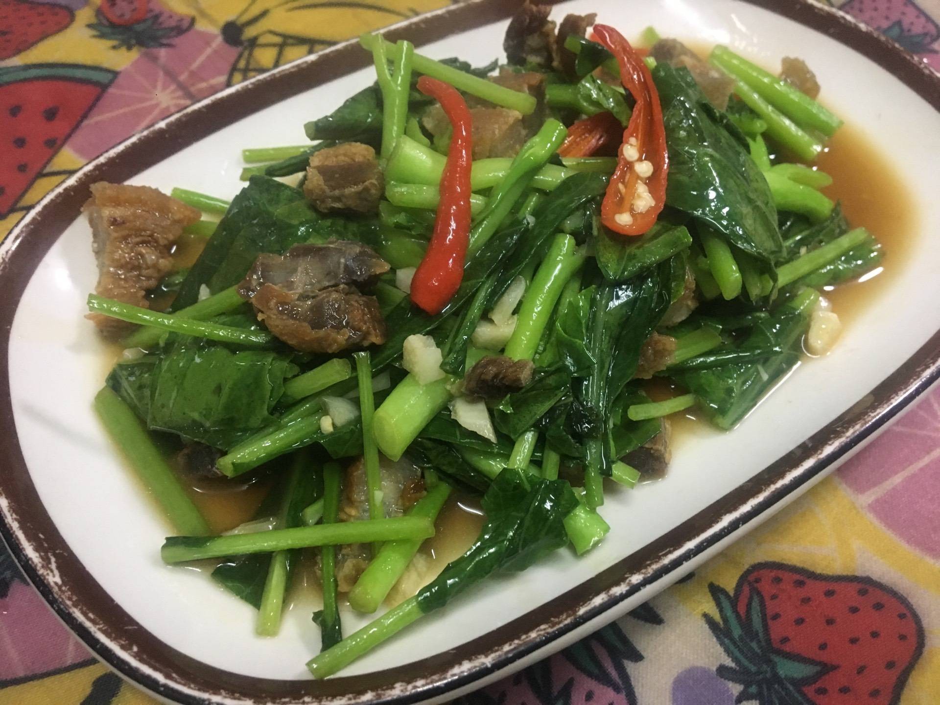 คะน้าหมูกรอบ
