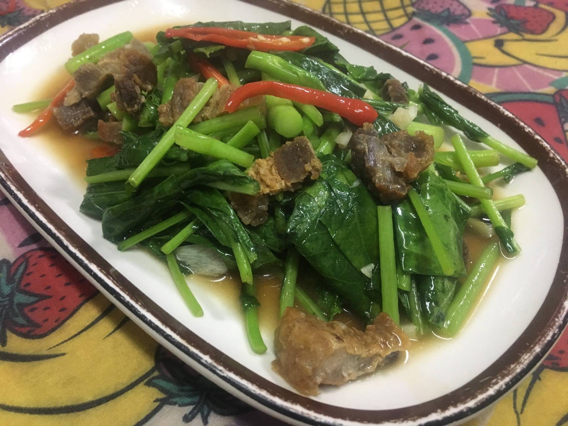 คะน้าหมูกรอบ