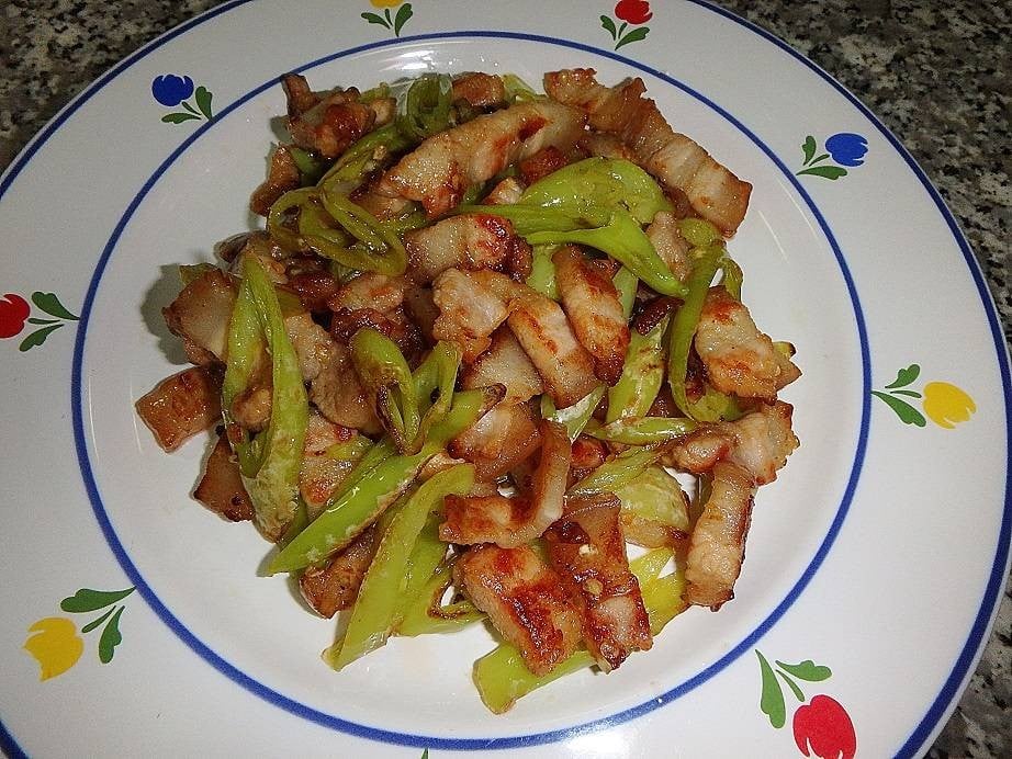 หมูสามชั้นผัดพริกหยวก