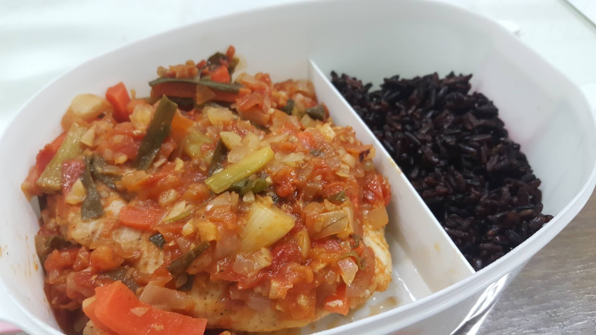 อกไก่อบซอสมะเขือเทศ