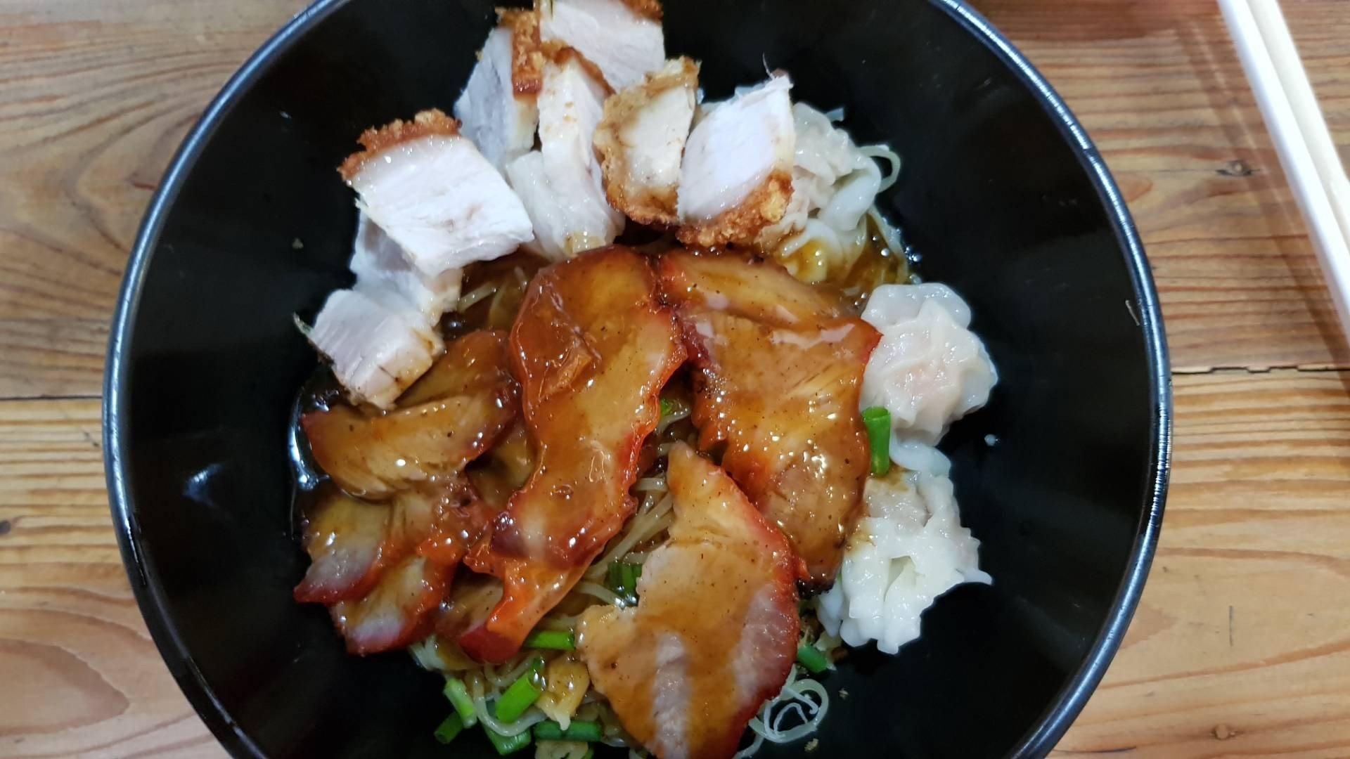 บะหมี่แห้ง ให้เนื้อเต็มที่ หมูแดงนุ่มๆ ไม่แห้ง หมูกรอบชิ้นใหญ่ เกี๊ยวกุ้งชิ้นโต