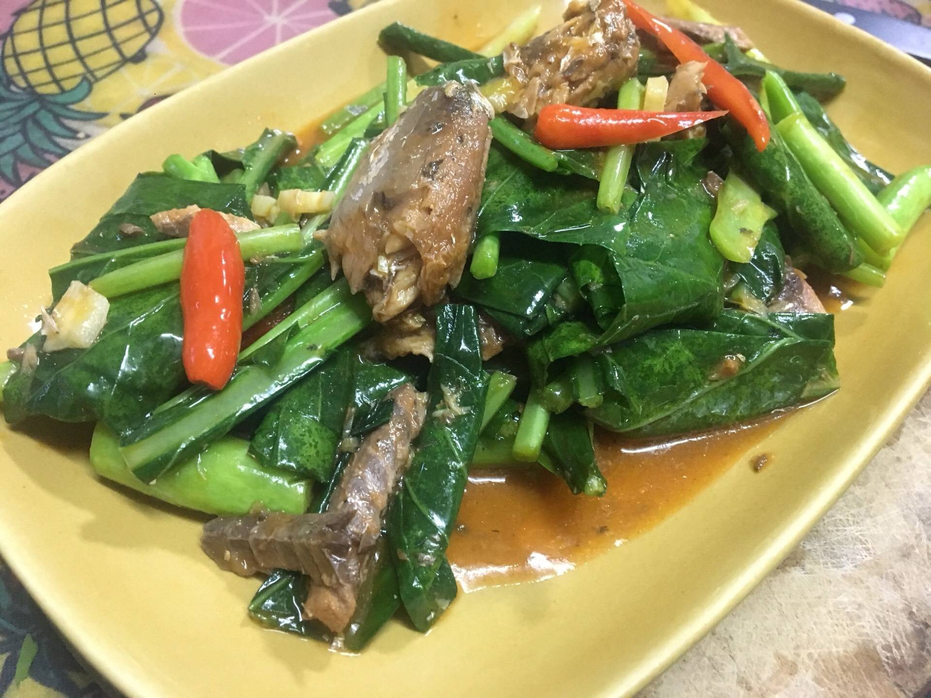 คะน้าผัดปลากระป๋อง