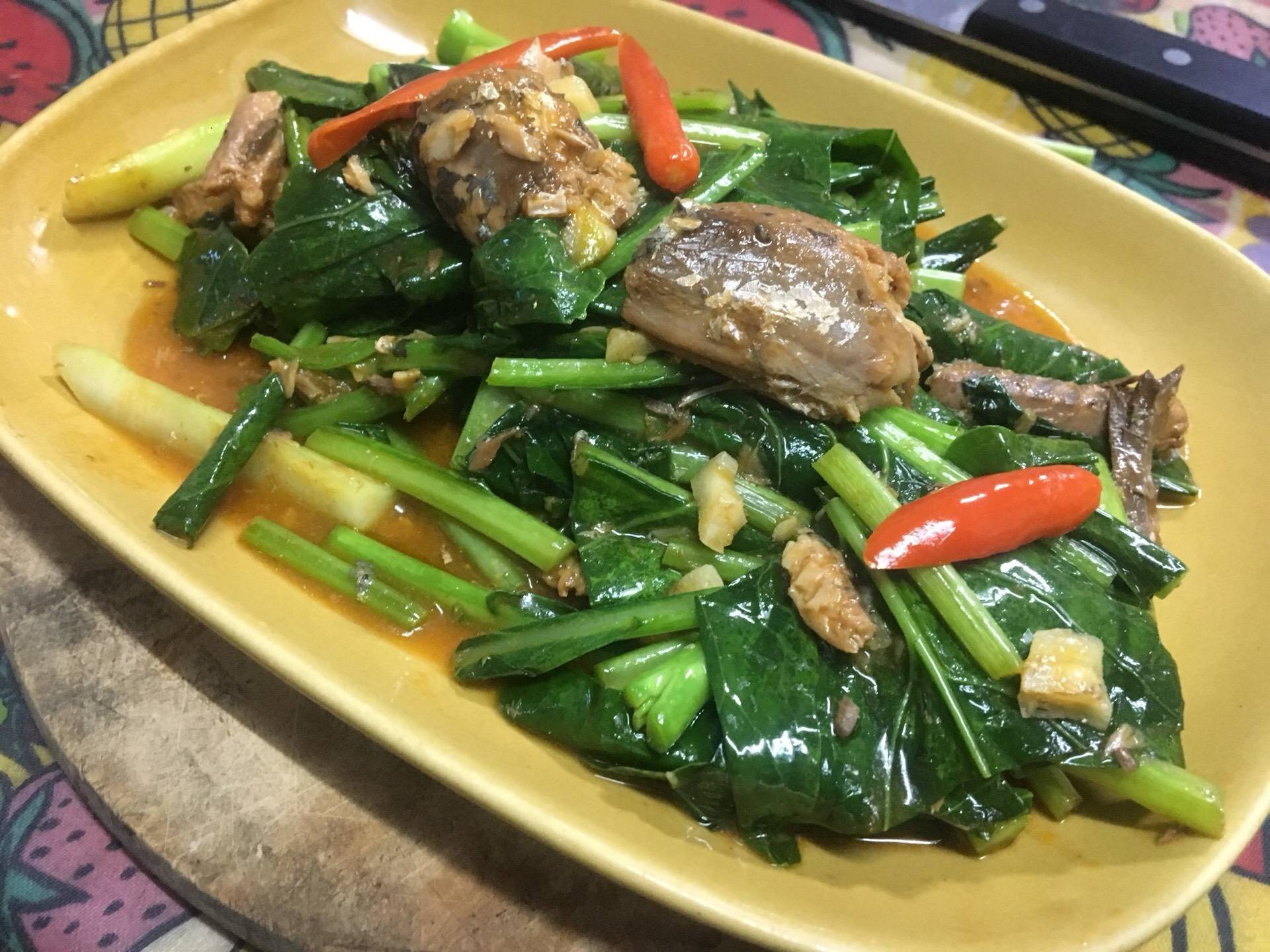 คะน้าผัดปลากระป๋อง