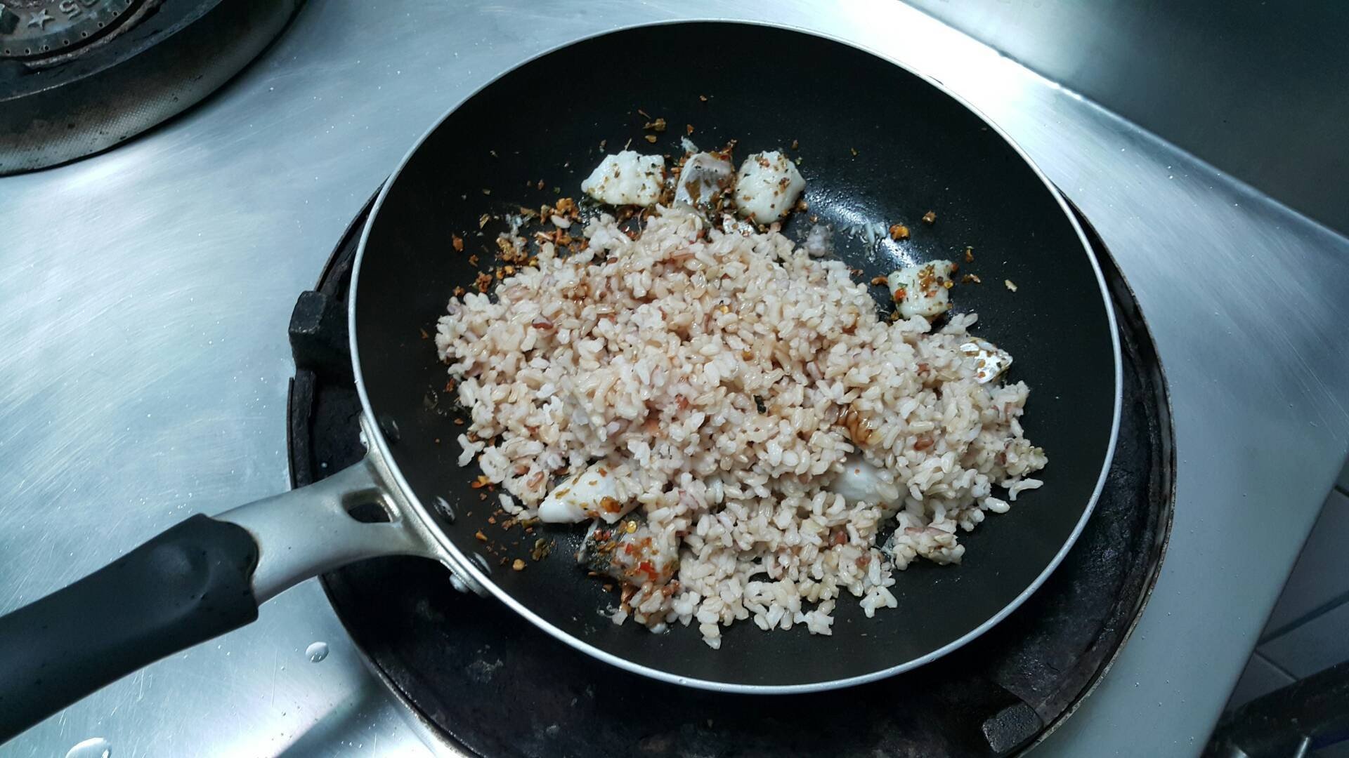 ข้าวคลุกกะเพราปลา