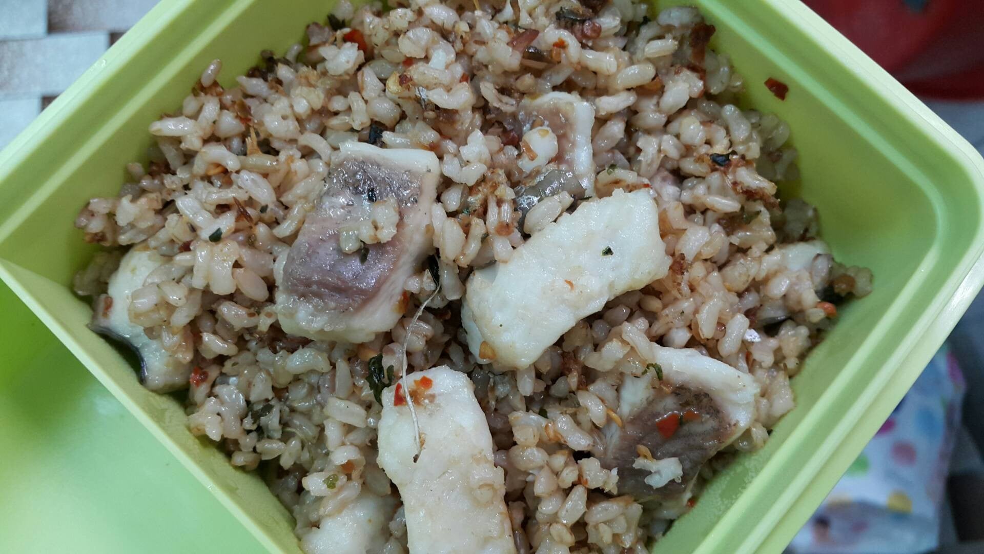 ข้าวคลุกกะเพราปลา