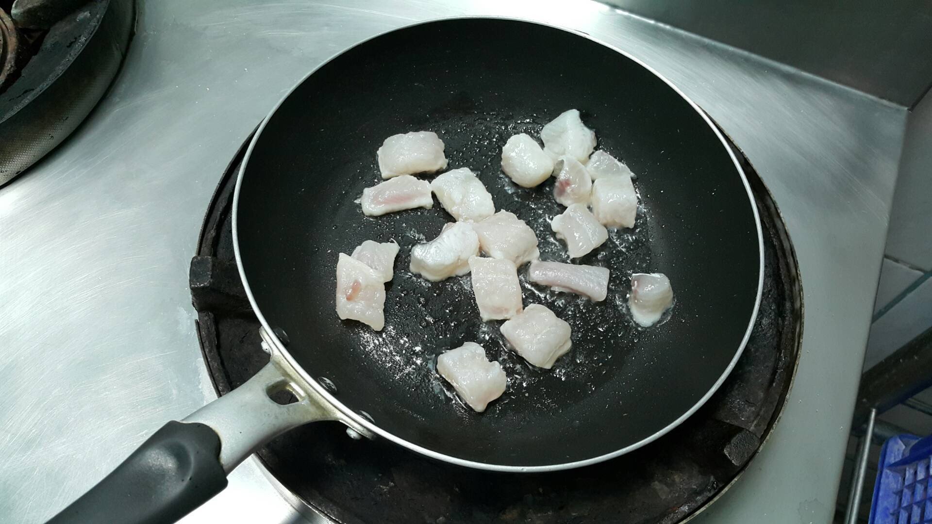 ข้าวคลุกกะเพราปลา