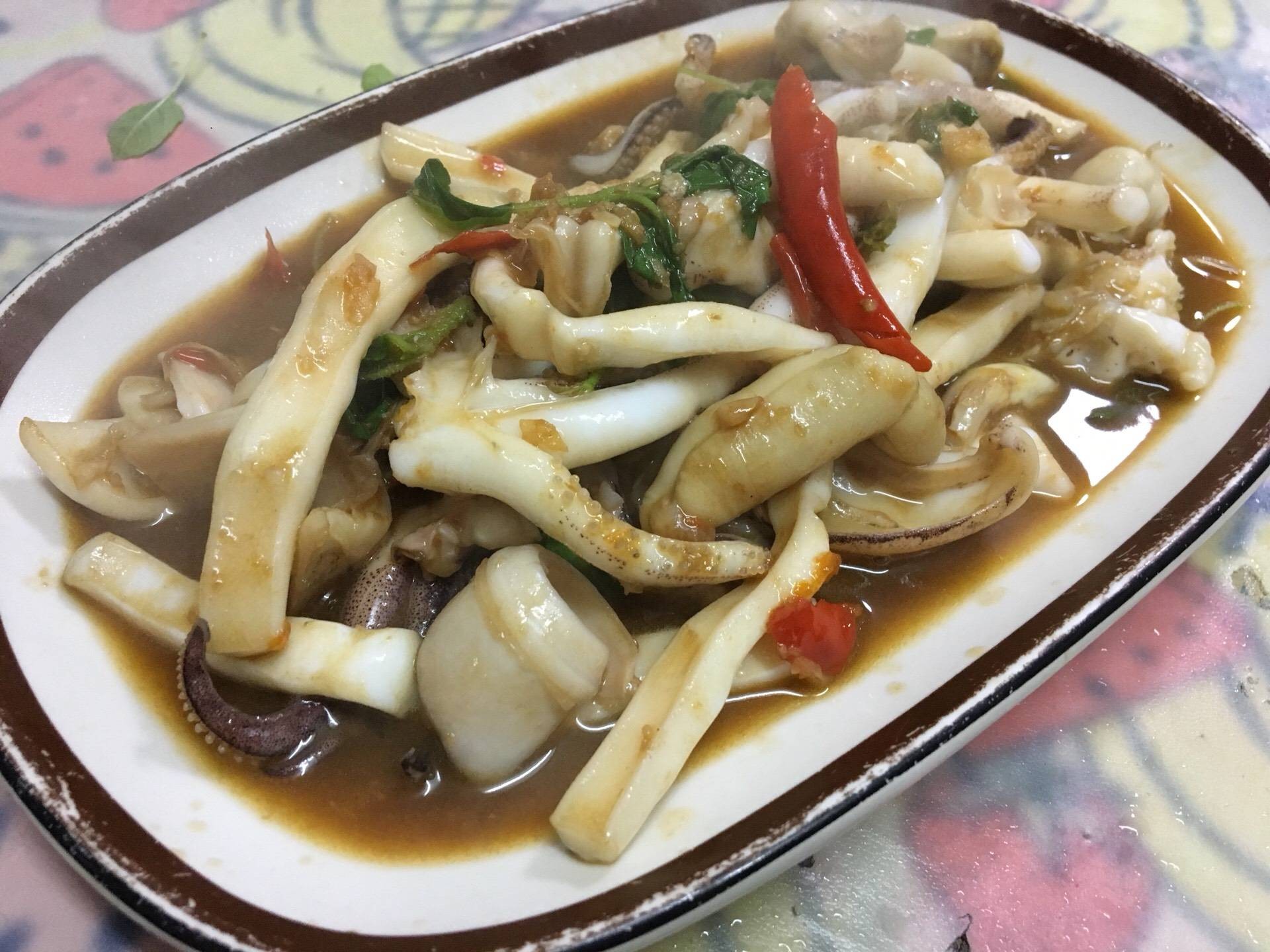 ปลาหมึกผัดกระเพราริมรั้ว