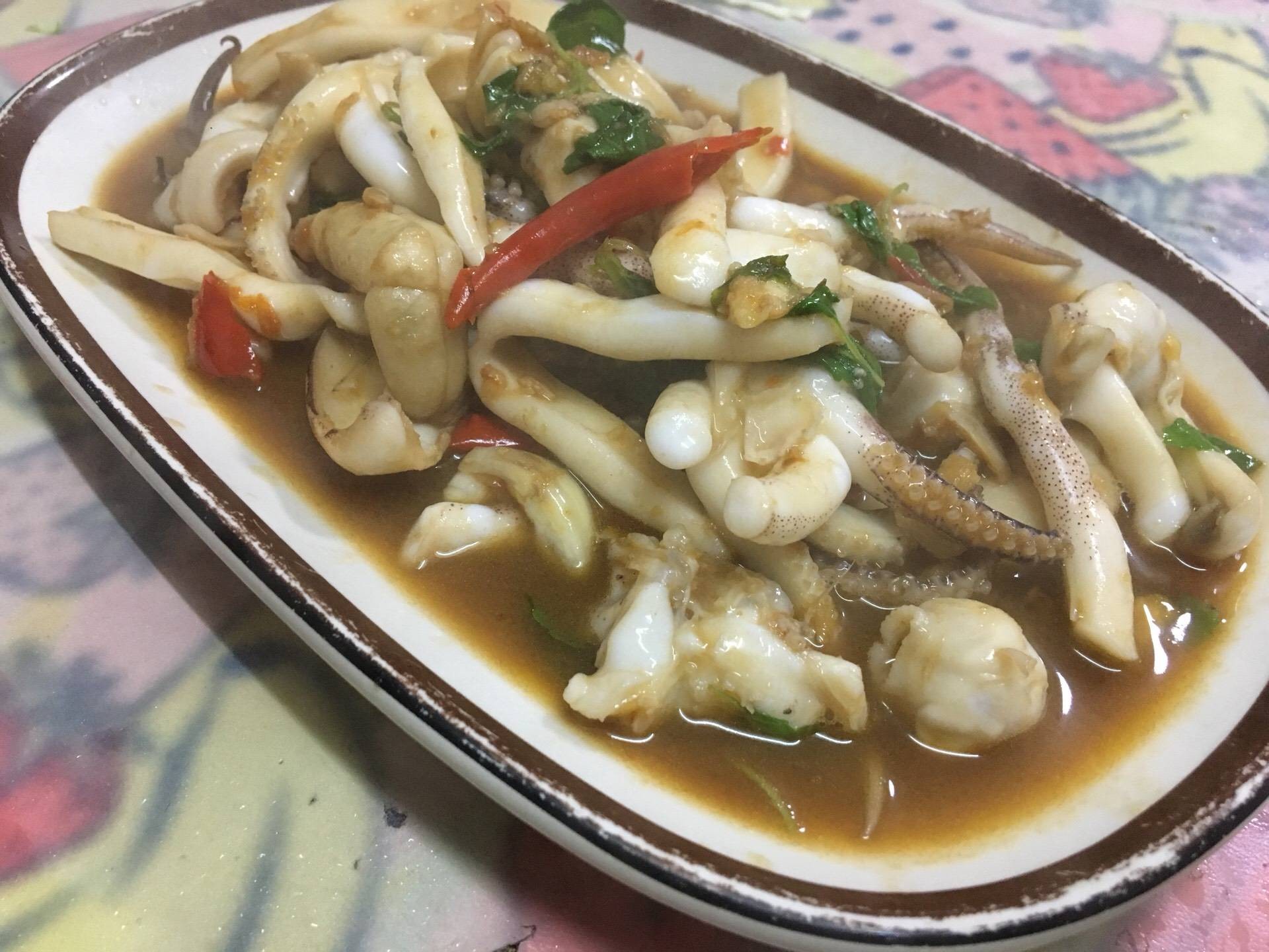 ปลาหมึกผัดกระเพราริมรั้ว