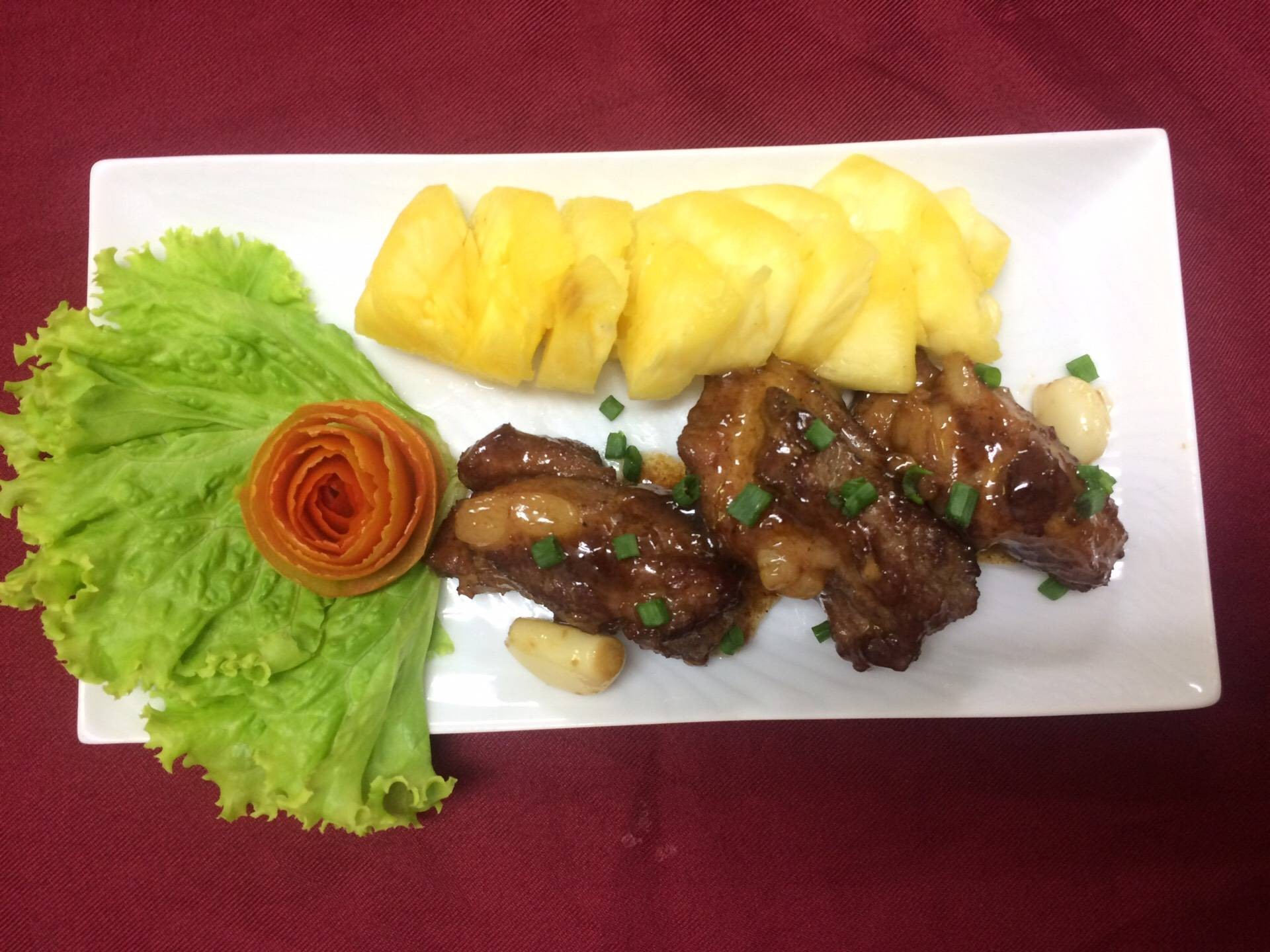 ซี่โครงหมูอบกระเทียมโทน