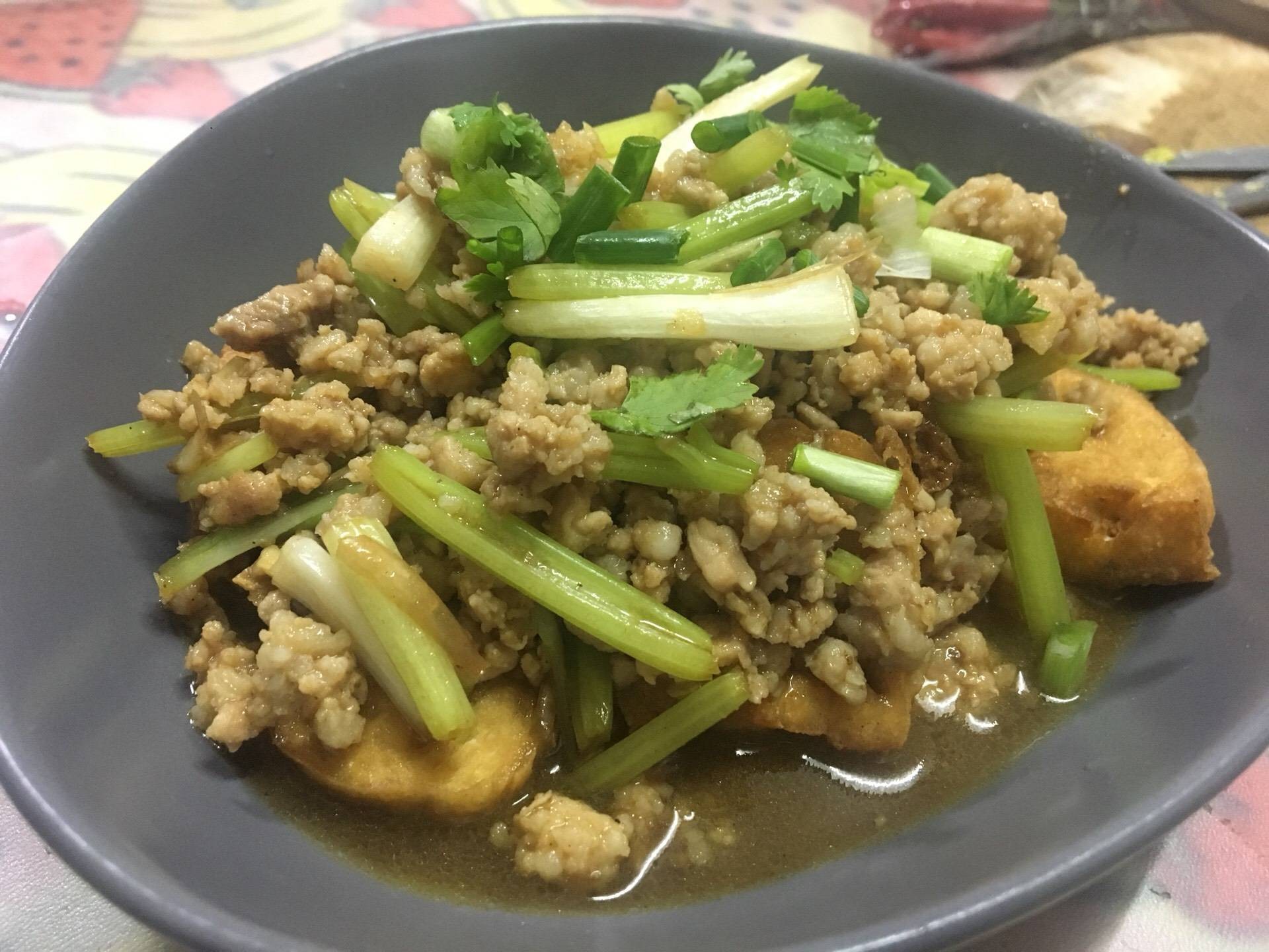 เต้าหู้ทอดราดหมูสับน้ำมันงา