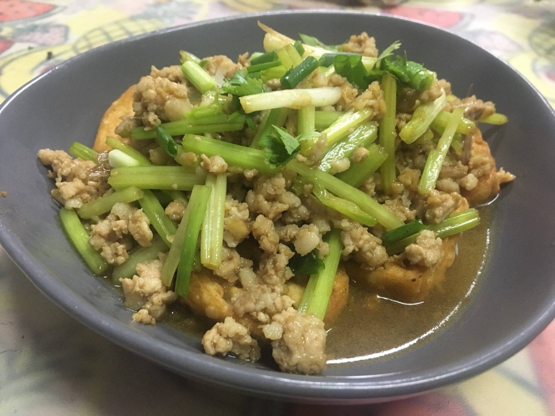 เต้าหู้ทอดราดหมูสับน้ำมันงา