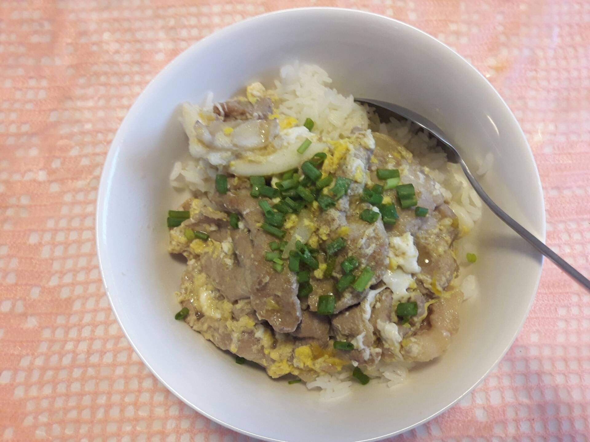 ข้าวหน้าหมูแบบญี่ปุ่น