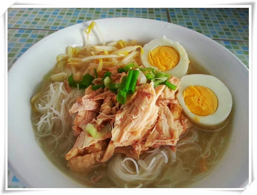 เส้นหมี่ก๋วยเตี๋ยวไก่ฉีกใส่ไข่