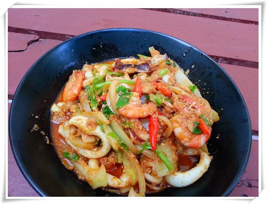 กุ้งปลาหมึกผัดผงกระหรี่