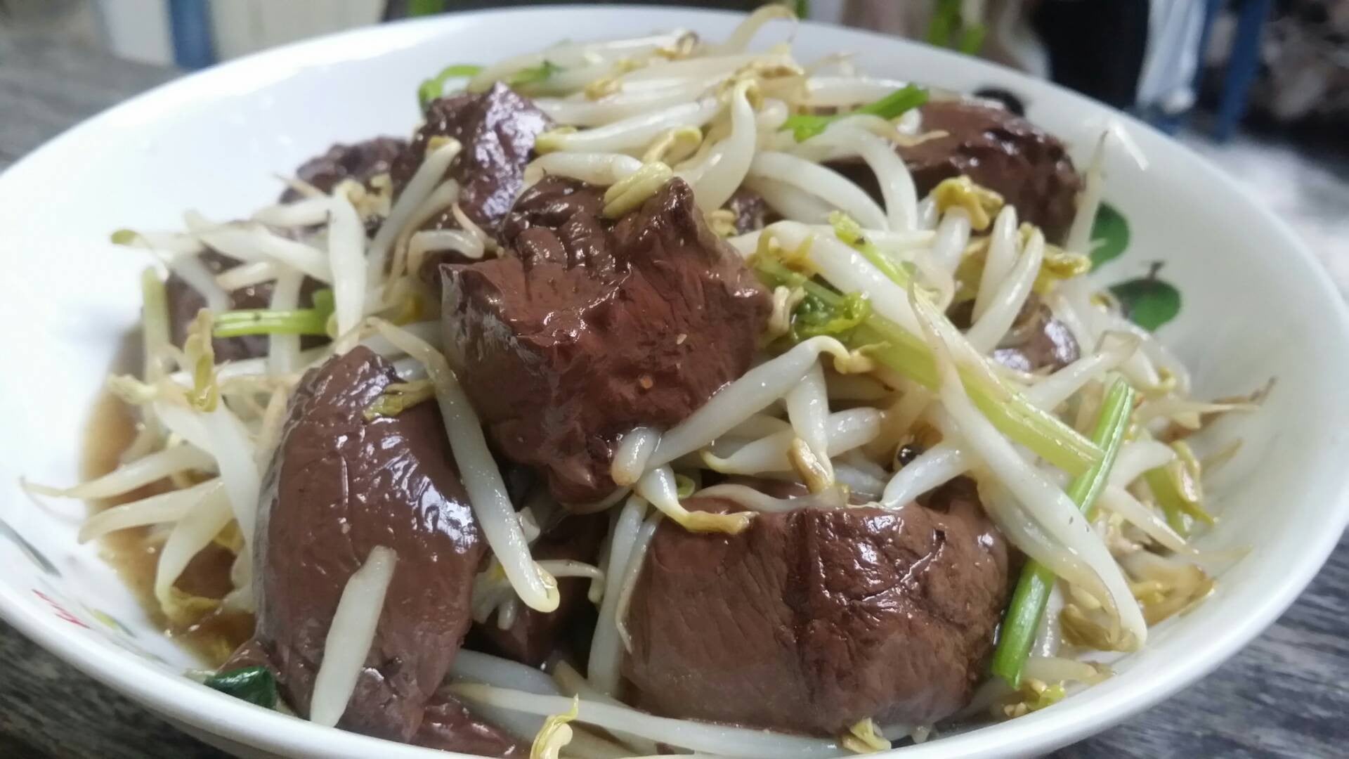 ผัดถั่วงอกใส่เลือดหมู