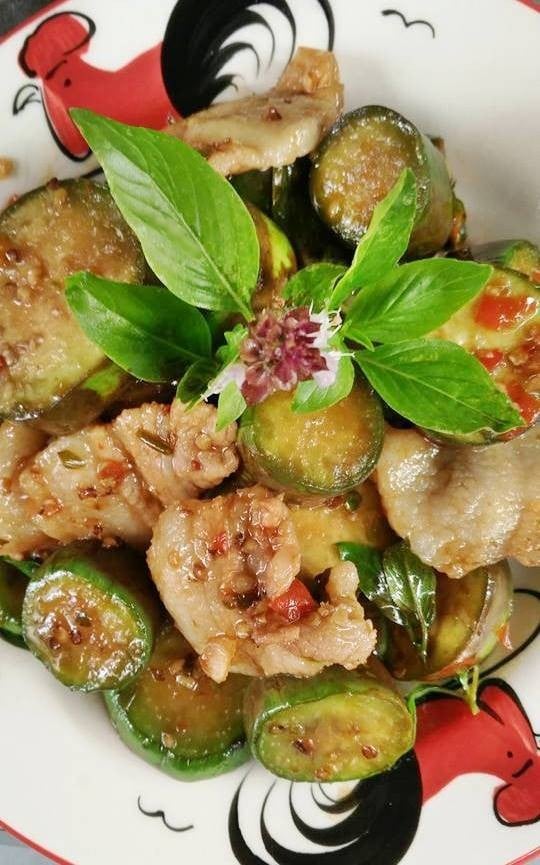 ผัดมะเขือยาวหมูสามชั้น