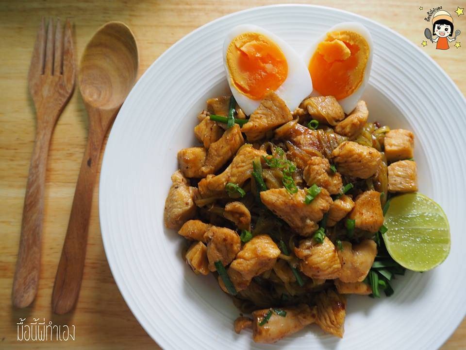  ผัดหมี่โคราชอกไก่ ไข่ยางมะตูม