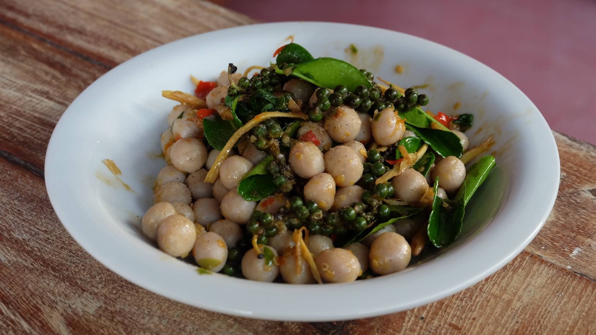 ลูกชิ้นปลากรายผัดฉ่า