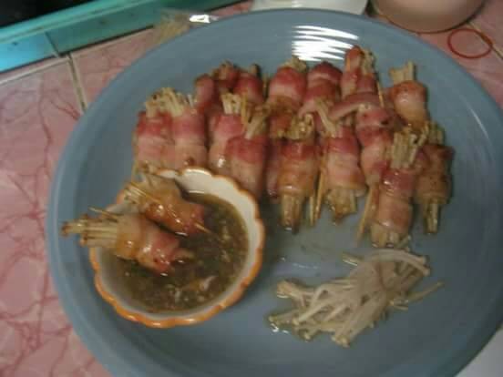 เบค่อนพันเห็ดเข็มทอง พร้อมน้ำจิ้ม