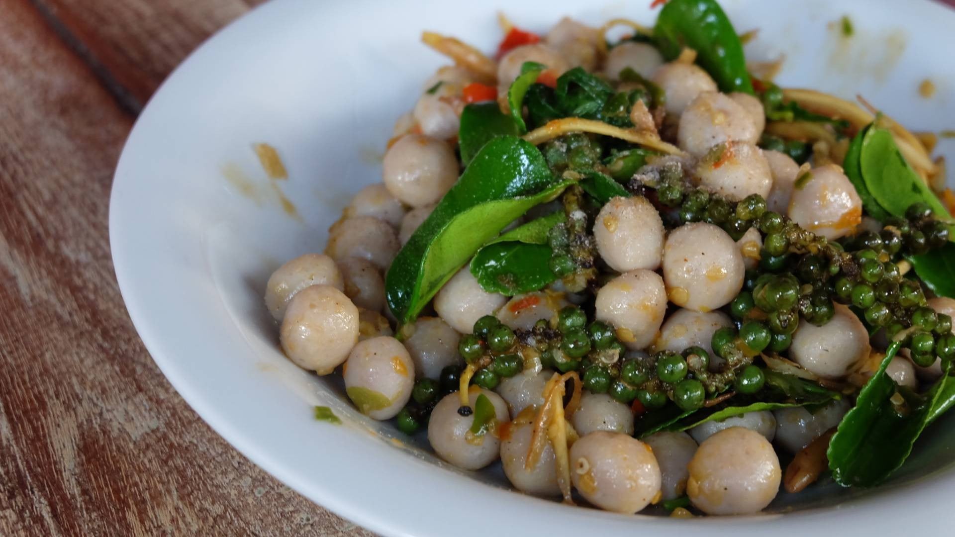 ลูกชิ้นปลากรายผัดฉ่า