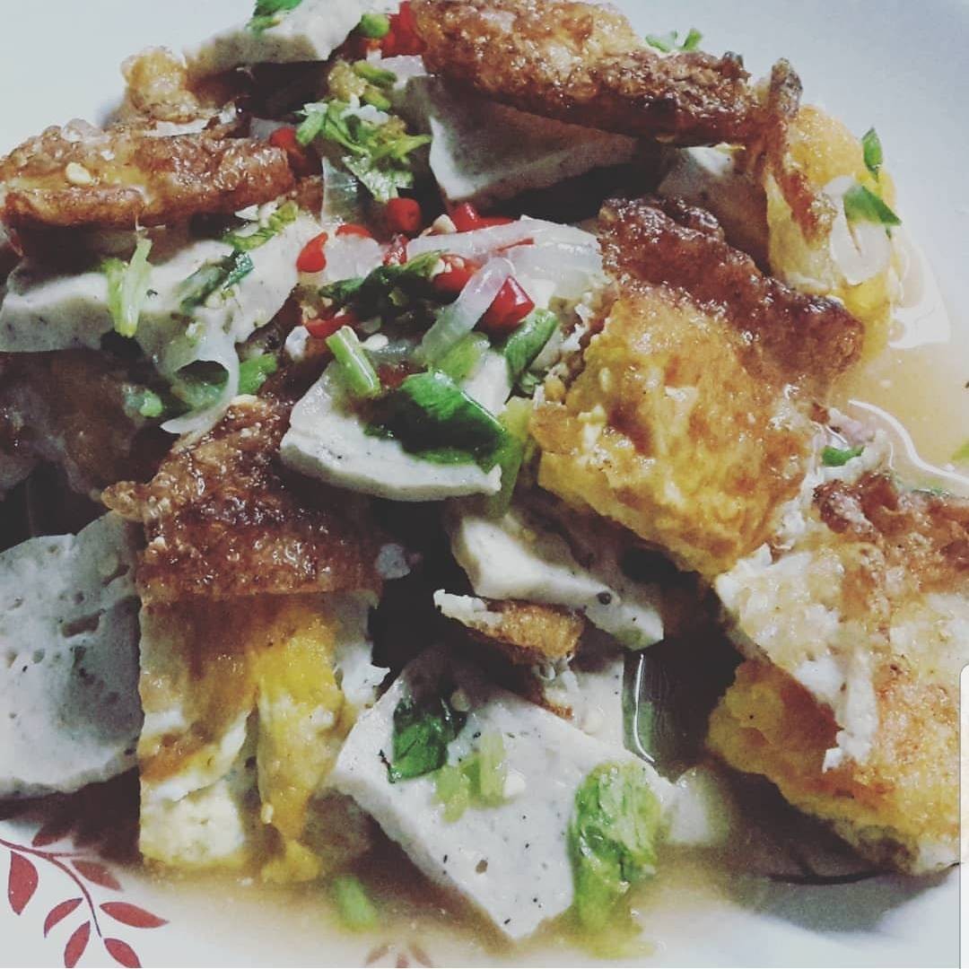 ยำหมูยอไข่ดาวกรอบ