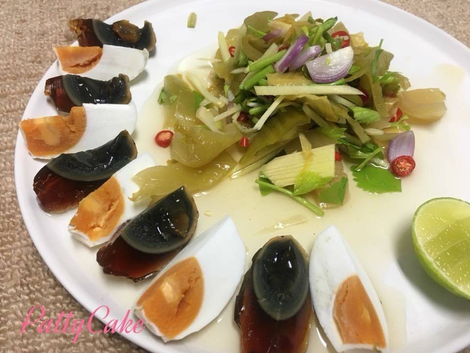 ยำเกี้ยมฉ่ายไข่เยี่ยวม้าไข่เค็ม