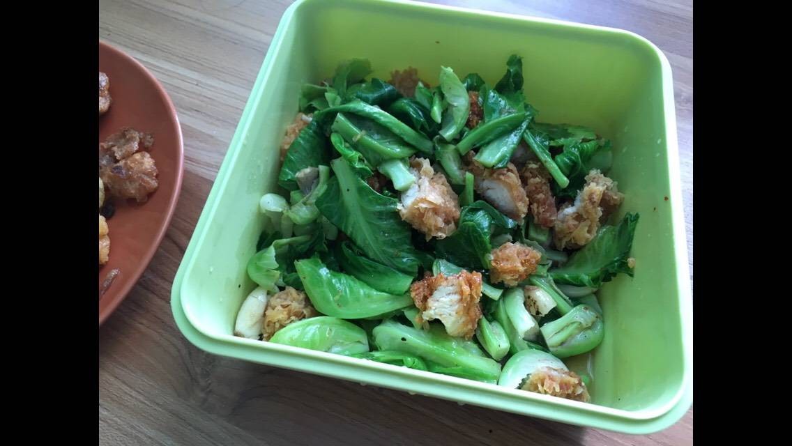ผัดแขนงไก่กรอบ