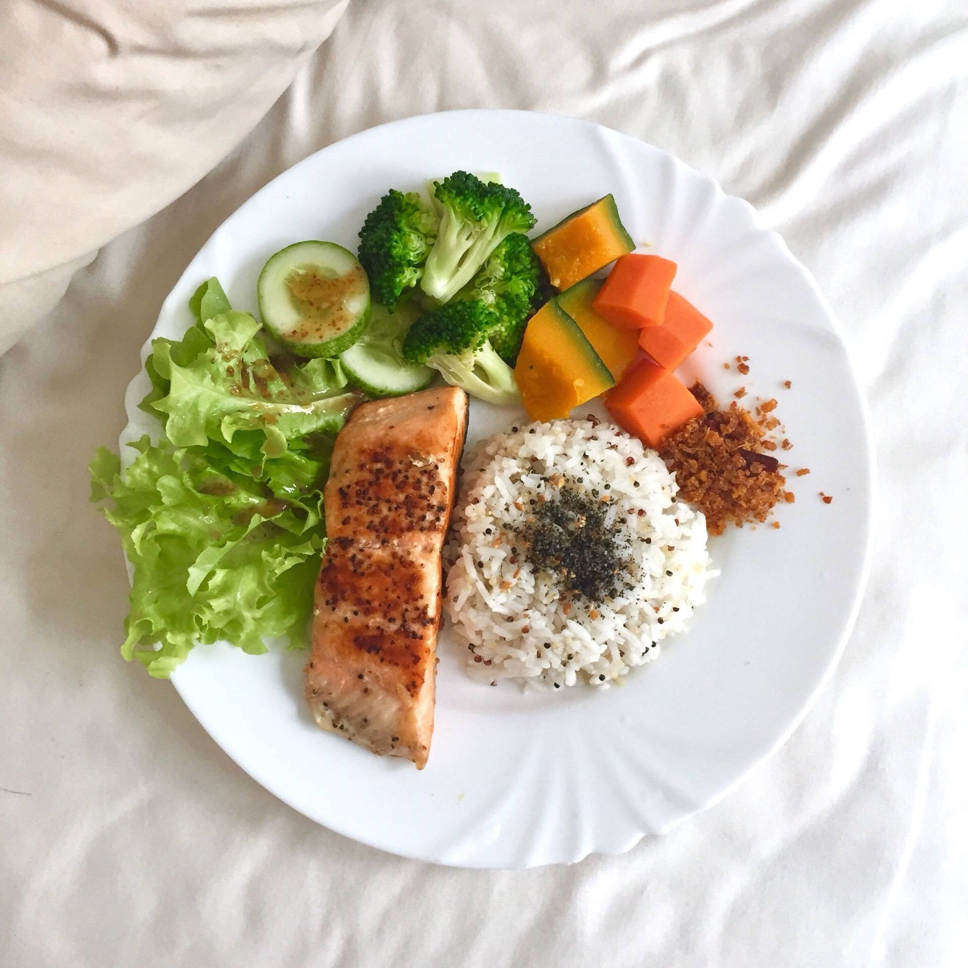 เมนูสุดคลีน ข้าวกับประแซลม่อนย่างเกลือ