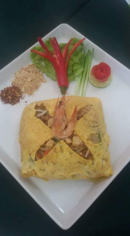 ผัดไทยกุ้งสดห่อไข่