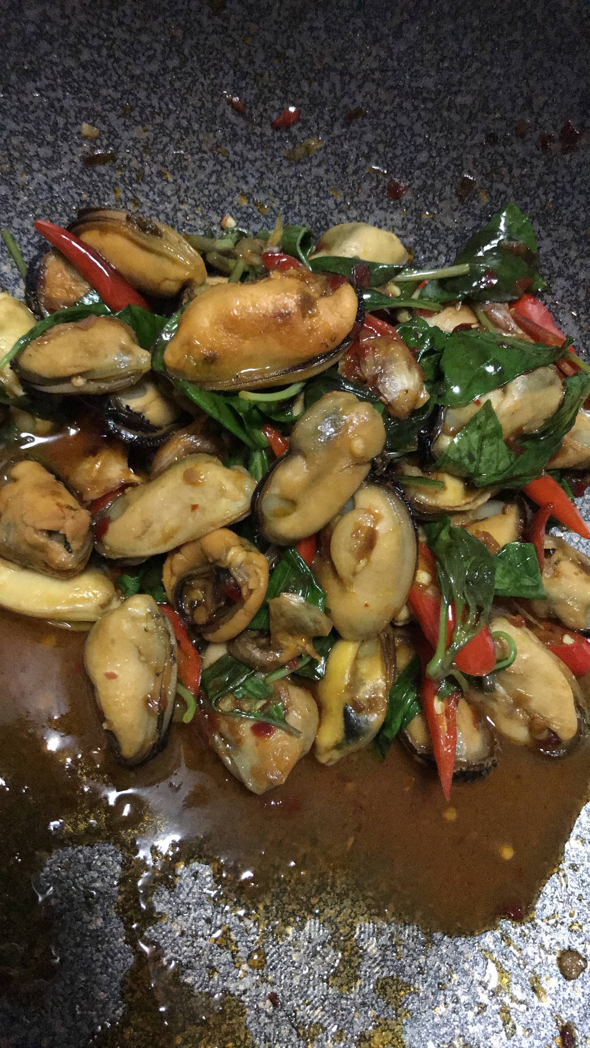 กระเพราหอยแมลงภู่ (stir-fried basil mussel)