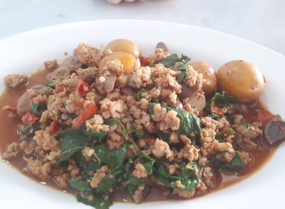กระเพราไข่อ่อน