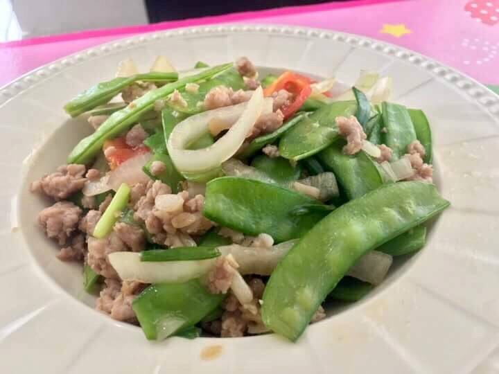 ผัดถั่วลันเตาหมูสับ