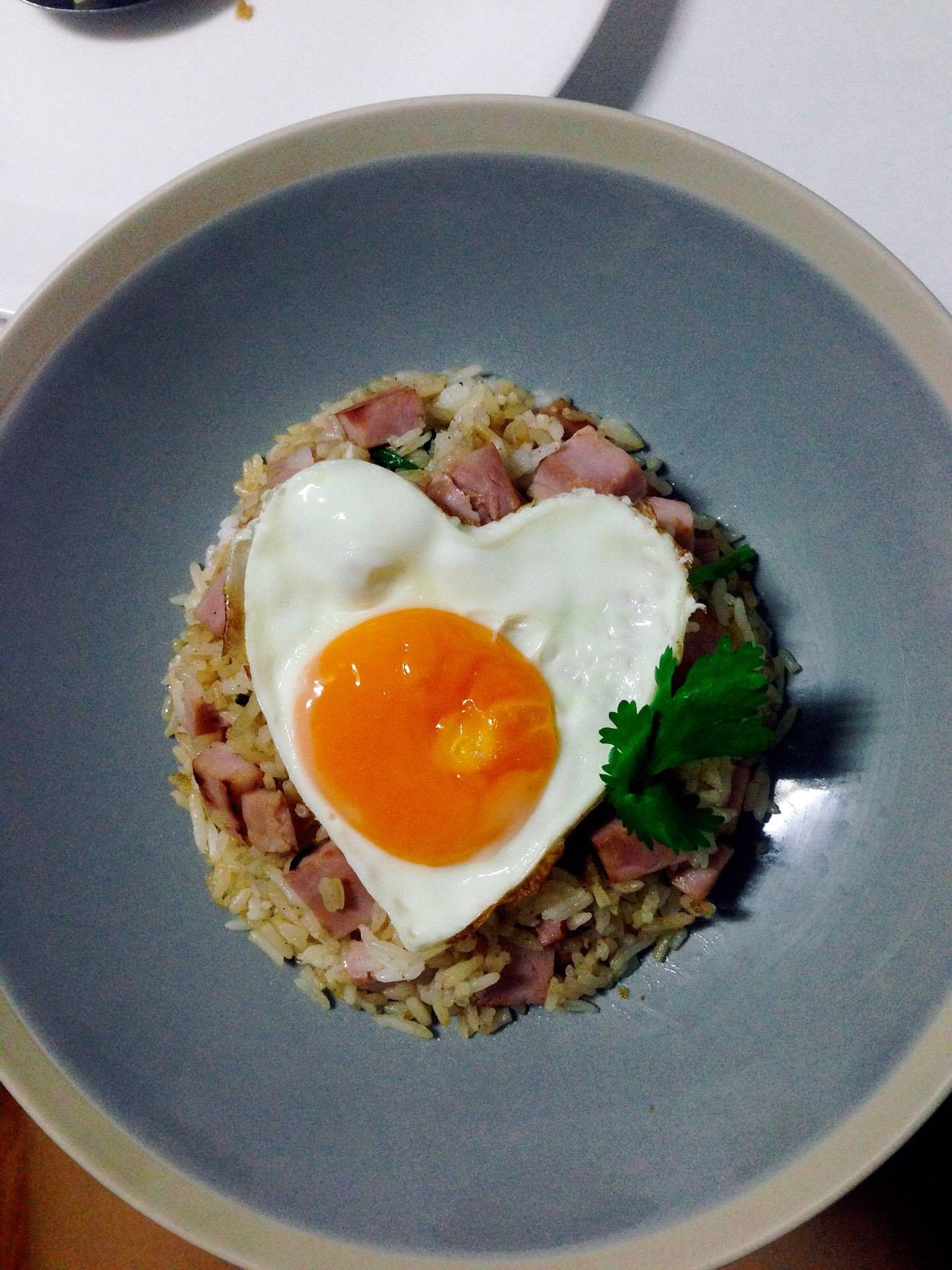 ข้าวผัดกระเทียมแฮม ไข่ดาว
