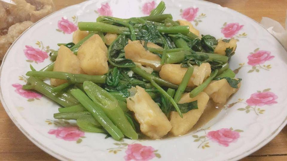 ผัดผักบุ้งเต้าหู้ไข่ทอด