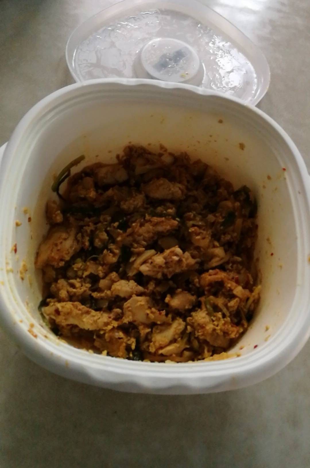 ผัดผงกระหรี่ไก่