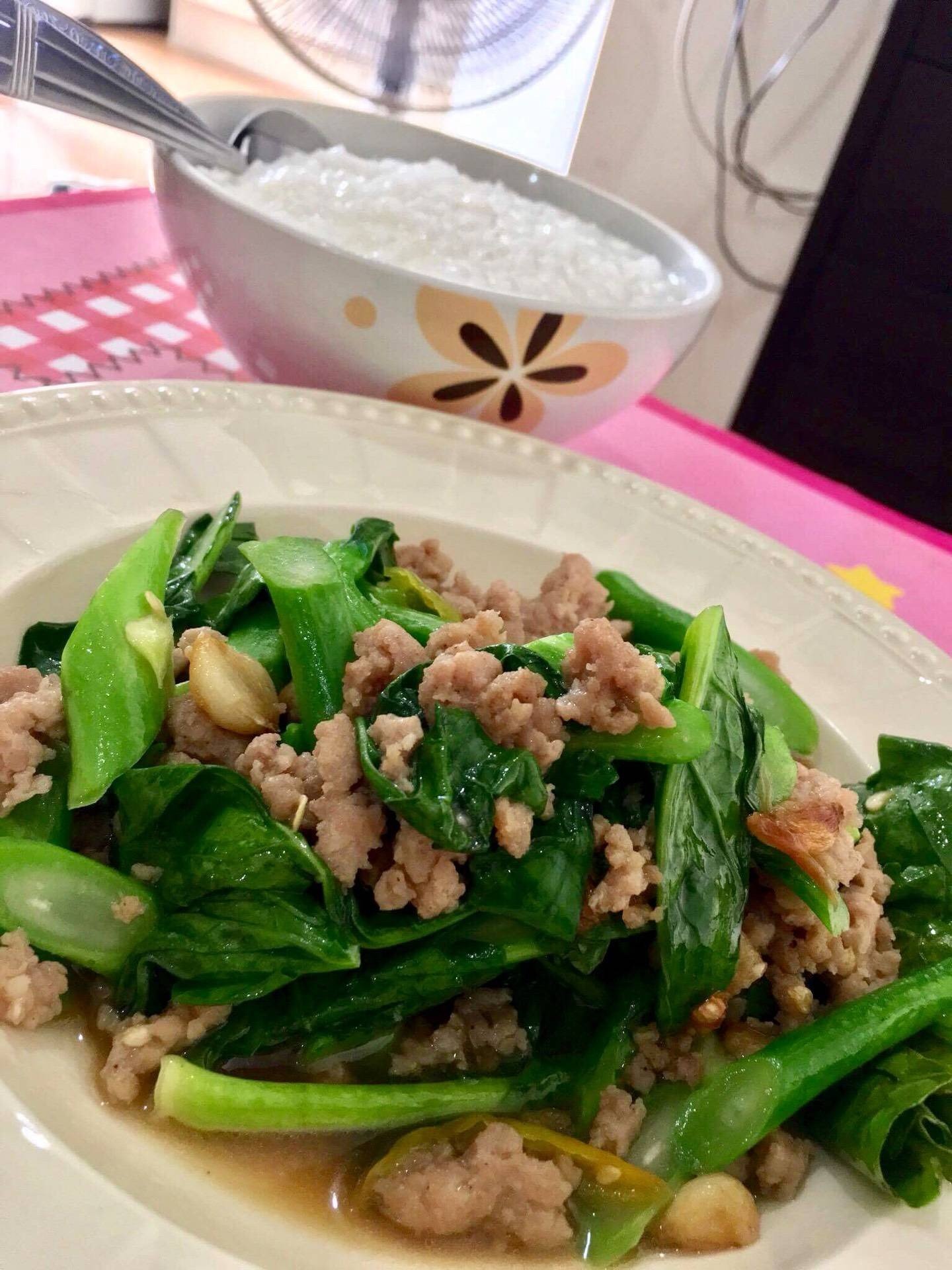ผัดคะน้าฮ่องกงหมูสับ