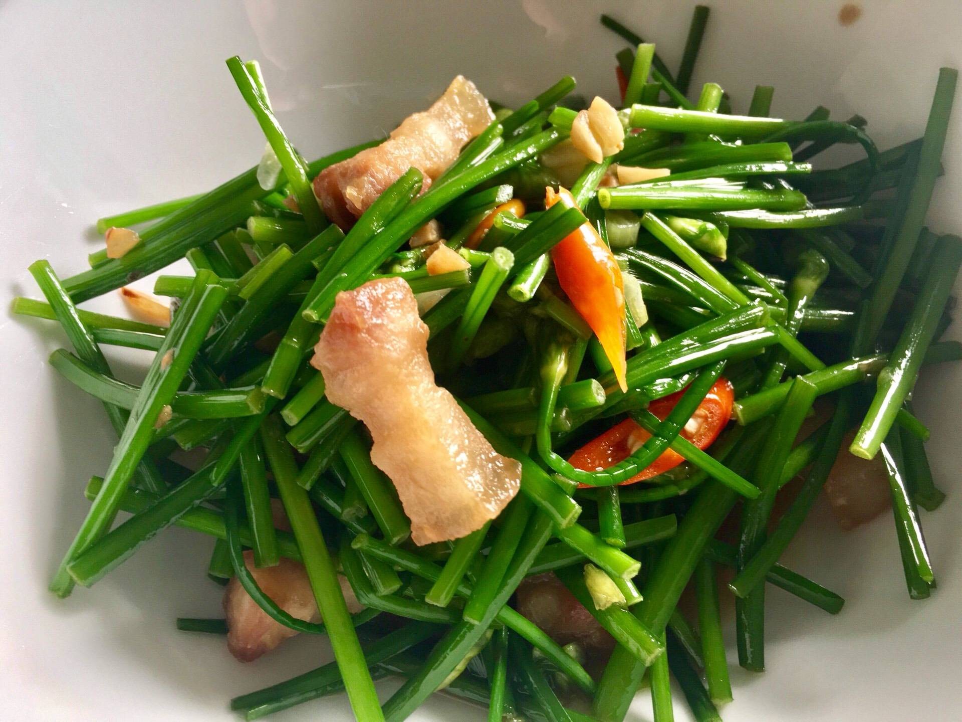 ผัดดอกไม้กวาดหมูสามชั้น