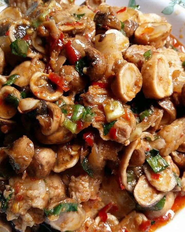 ผัดเห็ดเผาะใส่หมูสามชั้น