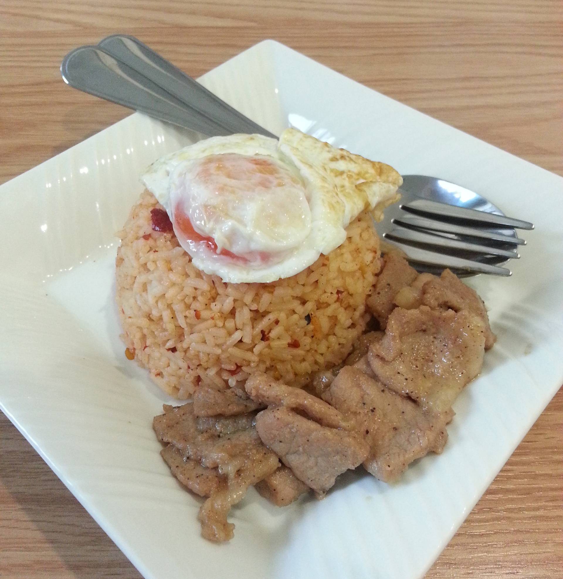 ข้าวผัดน้ำพริกไข่เค็มดาว และหมูทอด