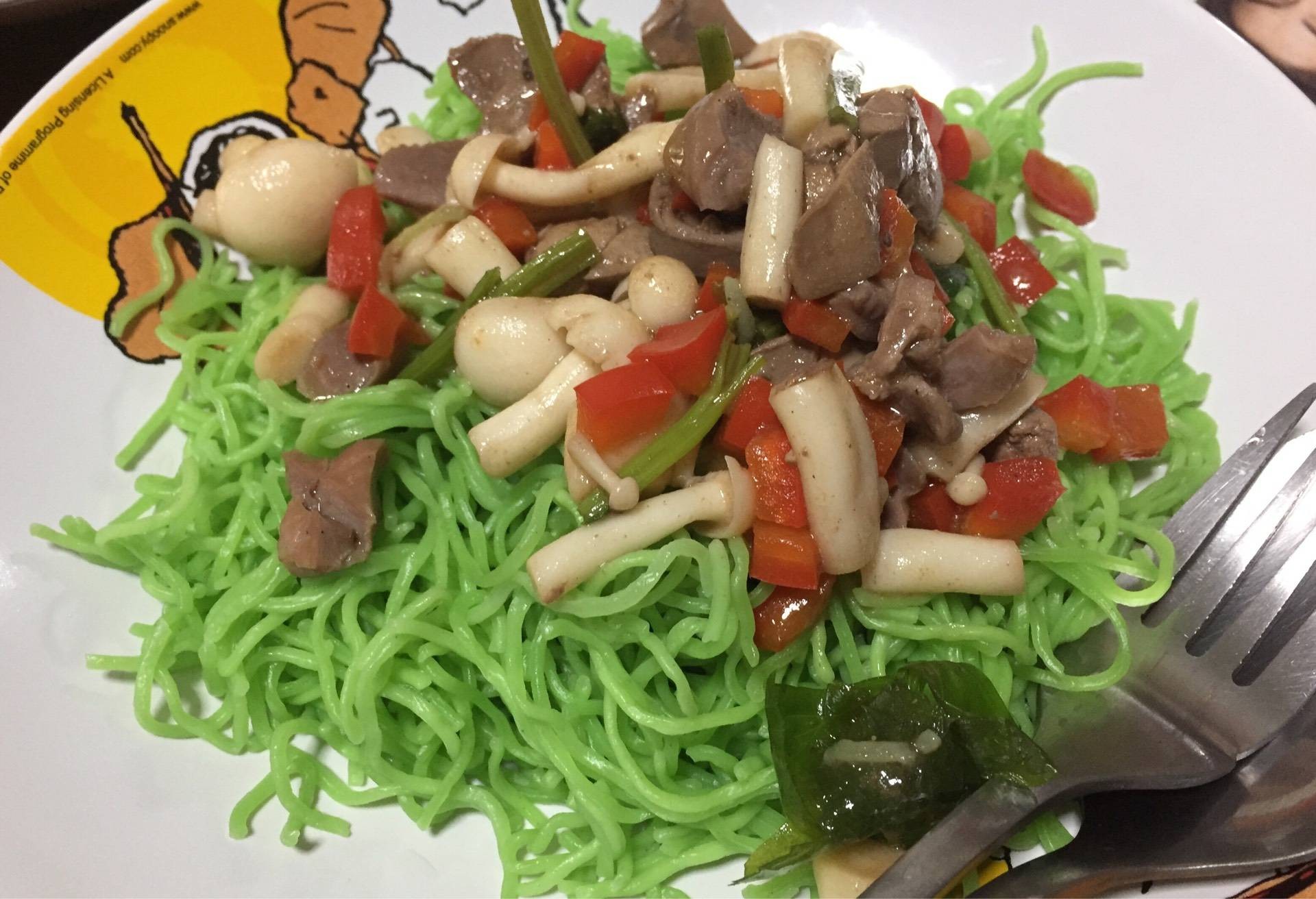 บะหมี่หยกราดด้วยผัดเครื่องในเห็ดพริกหวาน