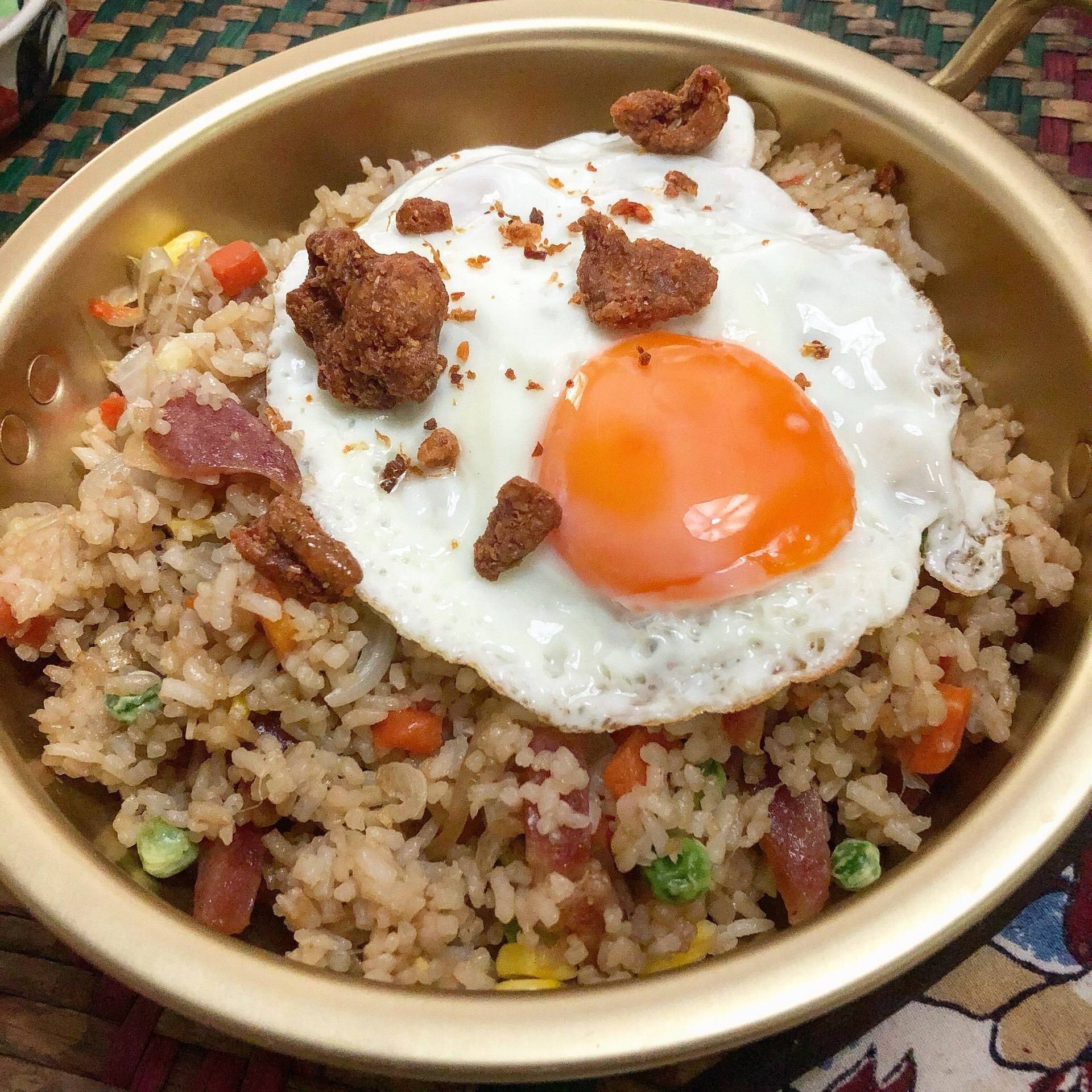 ข้าวผัดกุนเชียง-ไข่ดาว