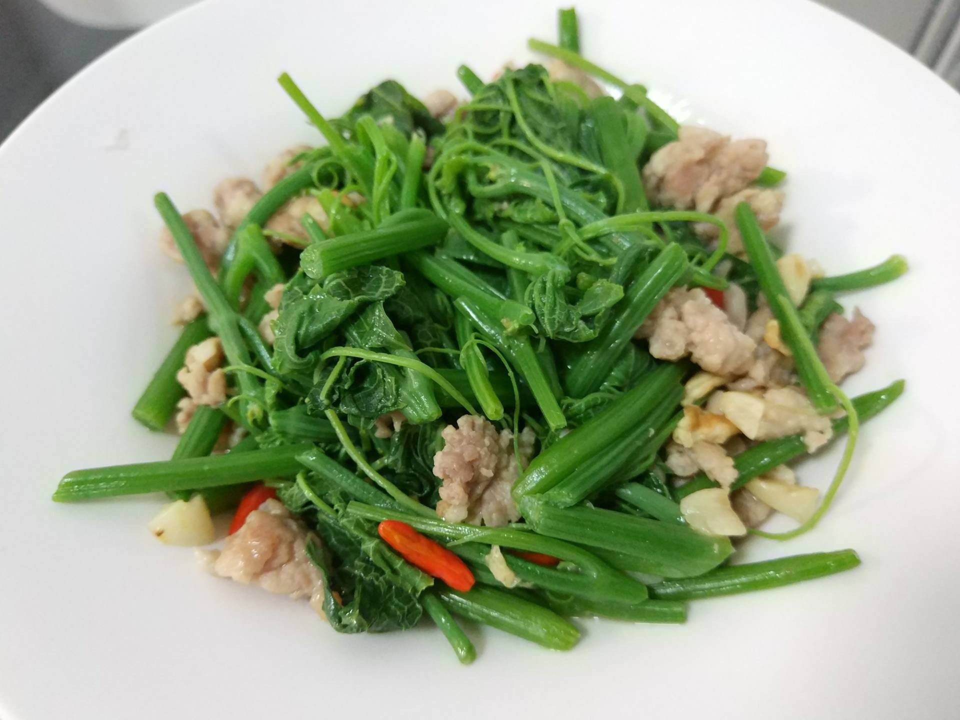 ผัดยอดฟักแม้วหมูสับ